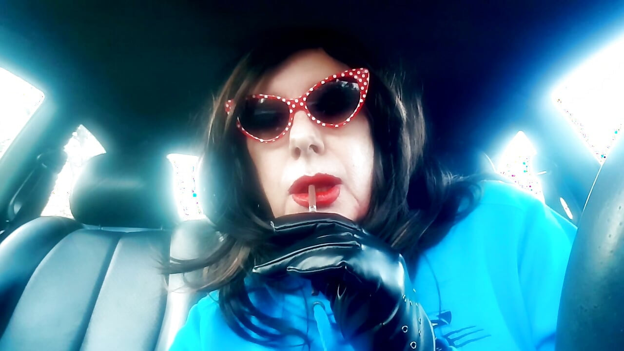 MOMMY ENJOYS HER MORE 120 MENTHOLS WHILE SITTING IN HER CAR