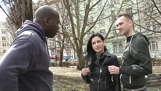 Шлюховатая брюнетка подруга куколда хочет анальный трах с большим черным членом