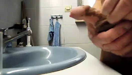 Branle dans la salle de bain.