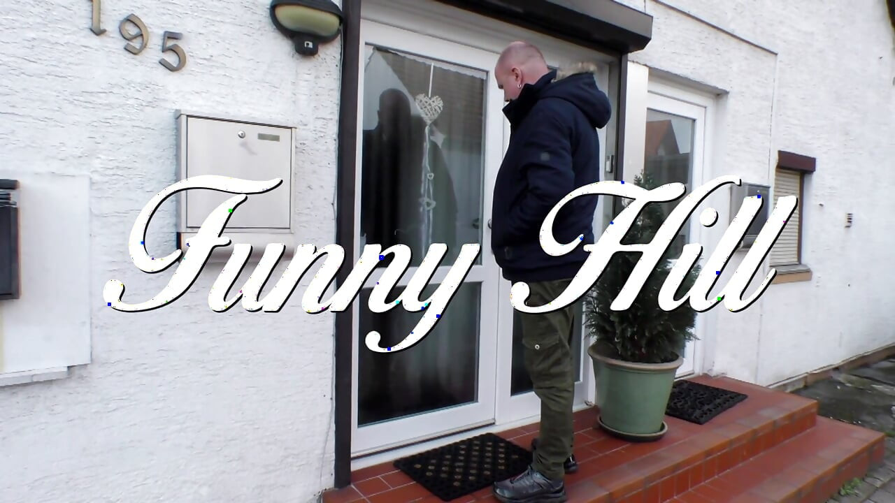 Seksi büyük götlü sarışın orta yaşlı seksi kadın amından sikiliyor ve ağzına püskürtüyor