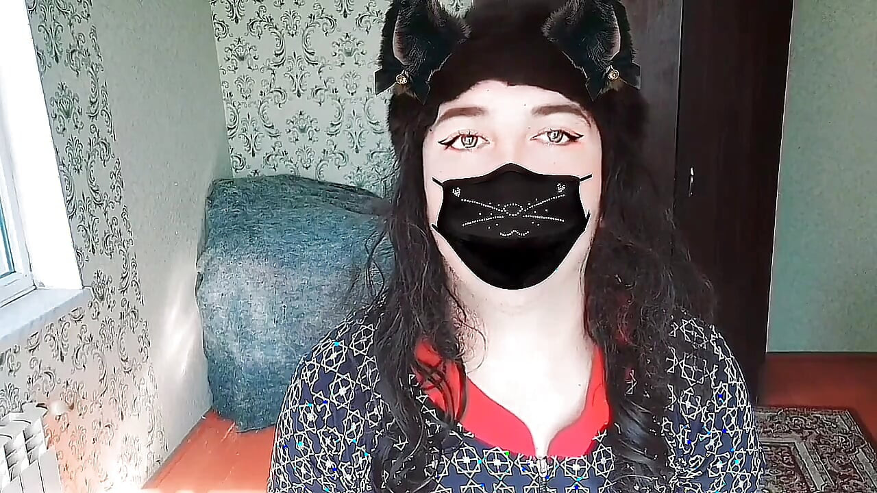 Slatki femboy igra se s pramenovima svilenkaste kose
