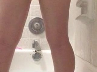 Трахает дилдо ее задницу в ванне