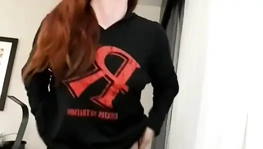 Solgun kızıl saçlı otel kanepesinde sert boşalıyor