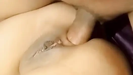 Bir arkadaşının kız arkadaşının götünü sikiyor ta ki götüne boşalana kadar.