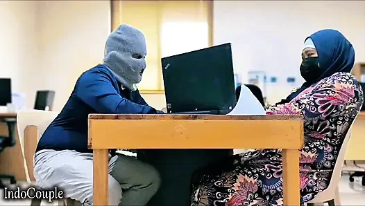 Istri muslim berhijab selingkuh sama teman kantornya. Sekretaris selingkuh lagi asik muasin memeknya pakai vibrator favoritnya p