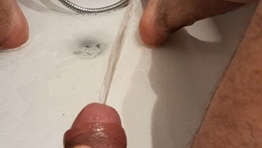 Eu mijando minha urina quente e masturbando meu pau