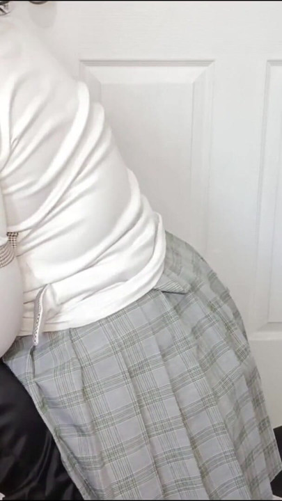 SCHOOLGIRL SLUT LEARN TO GIVE RICH BLOWJOBS AS A PORN ACTRESS | Clip 1