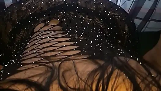 Yeni komşum evde bazı şeyleri taşımama yardım ediyor