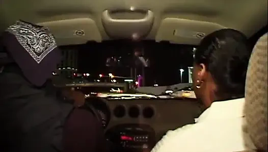 Трах черной киски с натуральными сиськами с цветными волосами... сперма в рот