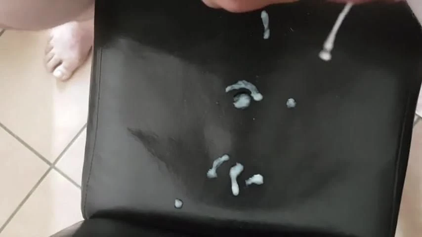 Auf den Stuhl gespritzt......!!
