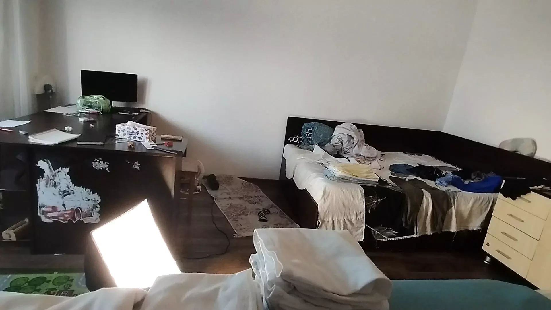 Sexy wife doing housework naked. Cum on wife's big ass. Hot foreplay with a couple, massage with oil s