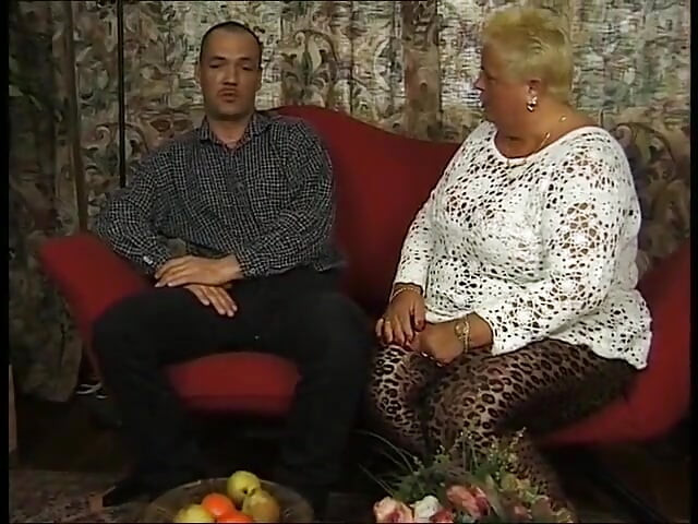 Blonde oma wird gefistet und bläst schwanz