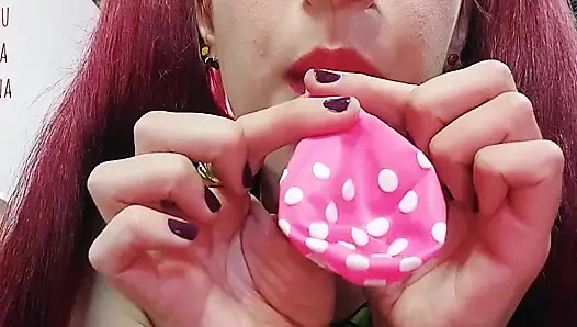 ShyyFxx трет и трет воздушные шарики ее задницей!