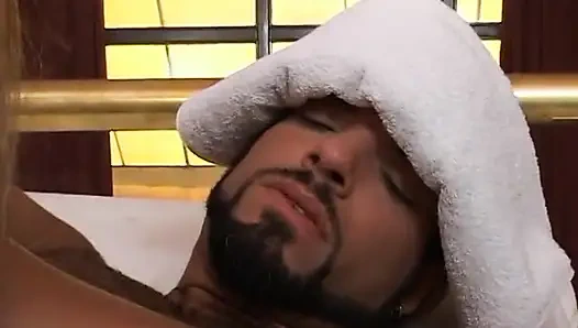 Reife schlampe mit hohem absatz reitet ihren liebhaber und wird mit arsch bezeugt