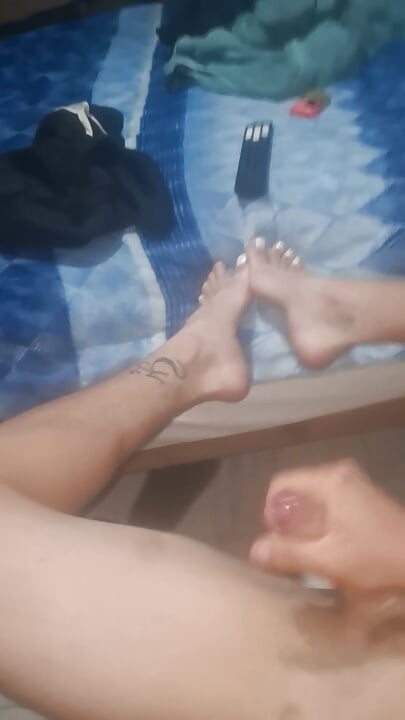 Perrita caliente con dildo de 18cm se vienee