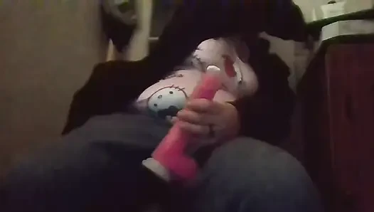 Cewek hot dengan pantat bahenol lagi asik seks anal pakai dildo ukuran XL