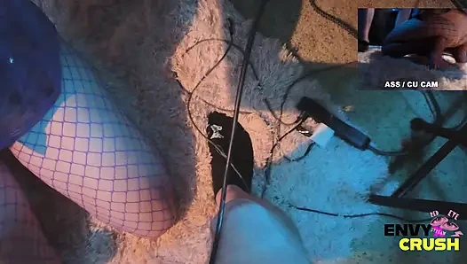 Gadis gamer dengan stoking jala lagi asik berlutut