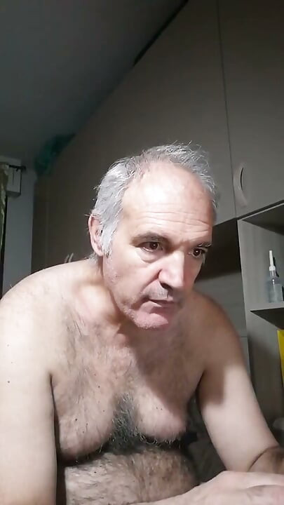 אני משתין ומכניס אצבע לתחת שלי ומאונן במשך שעתיים!