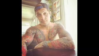Chico hawaiano tatuado quiere poseer