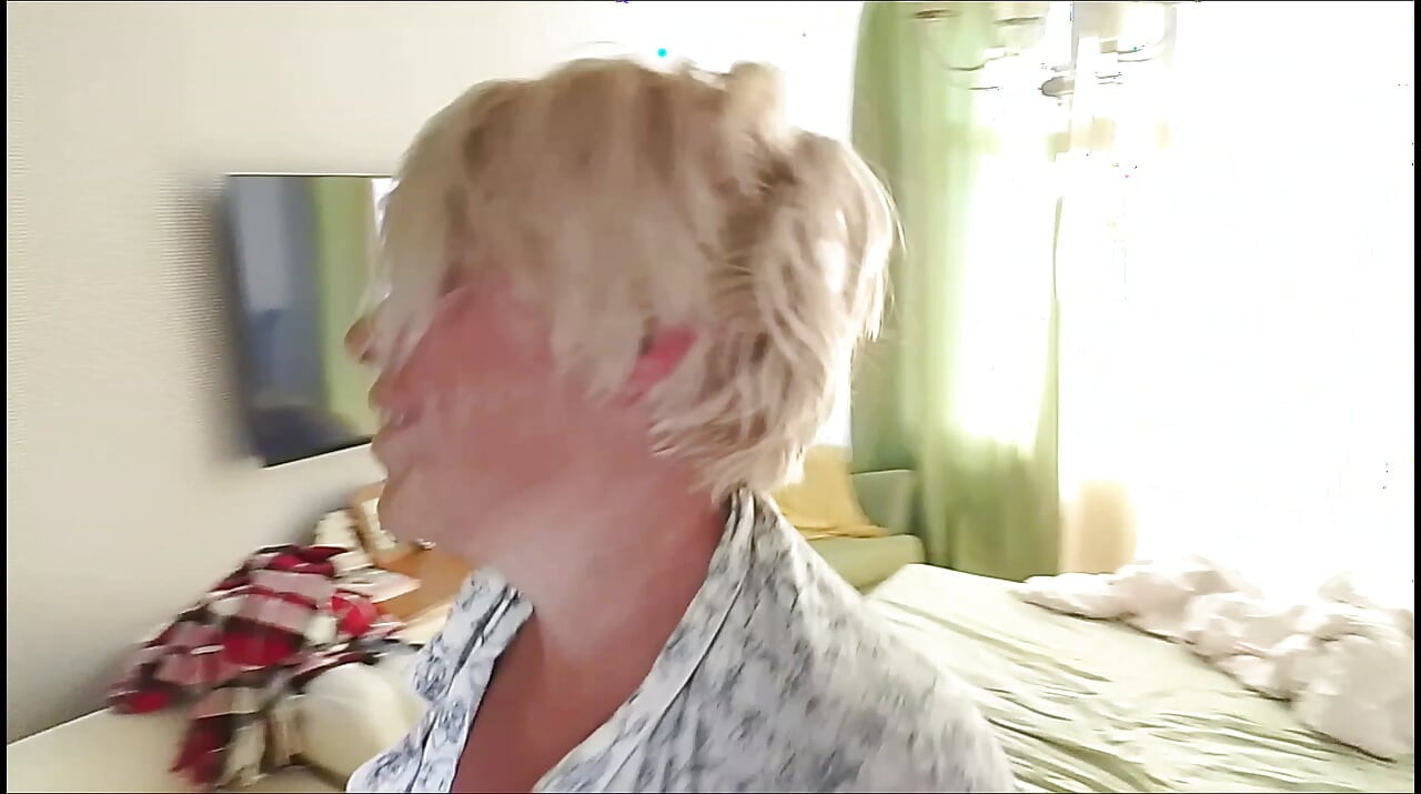 Woke up my stepmom and cummed in her cunt