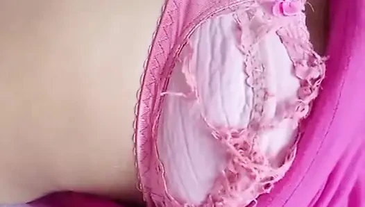 Cewek sange ini lagi asik masturbasi itilnya sampai orgasme intens