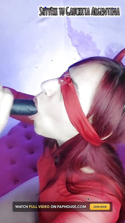 My Boyfriend Blindfolds Me so That I Suck His!