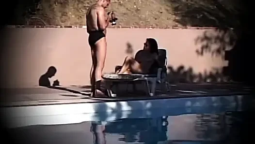 Mädchen mit behaarter muschi von drei großen schwänzen im pool gefickt