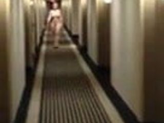 Istri telanjang berjalan di hotel