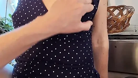 Tante seksi ini dientot habis-habisan sampai muncrat di dapur!