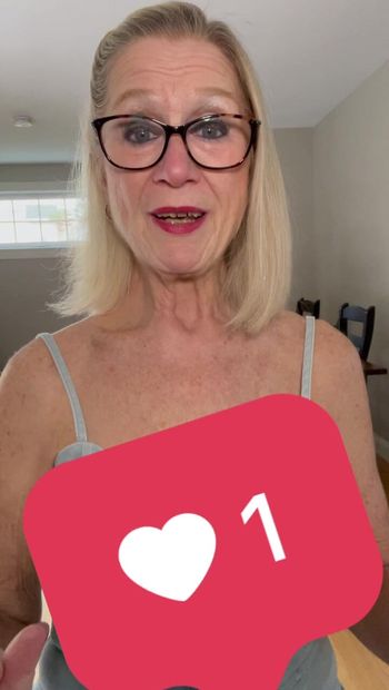 Oudere stiefmoeder Danielle Dubonnet toont haar tieten aan een fan op camera