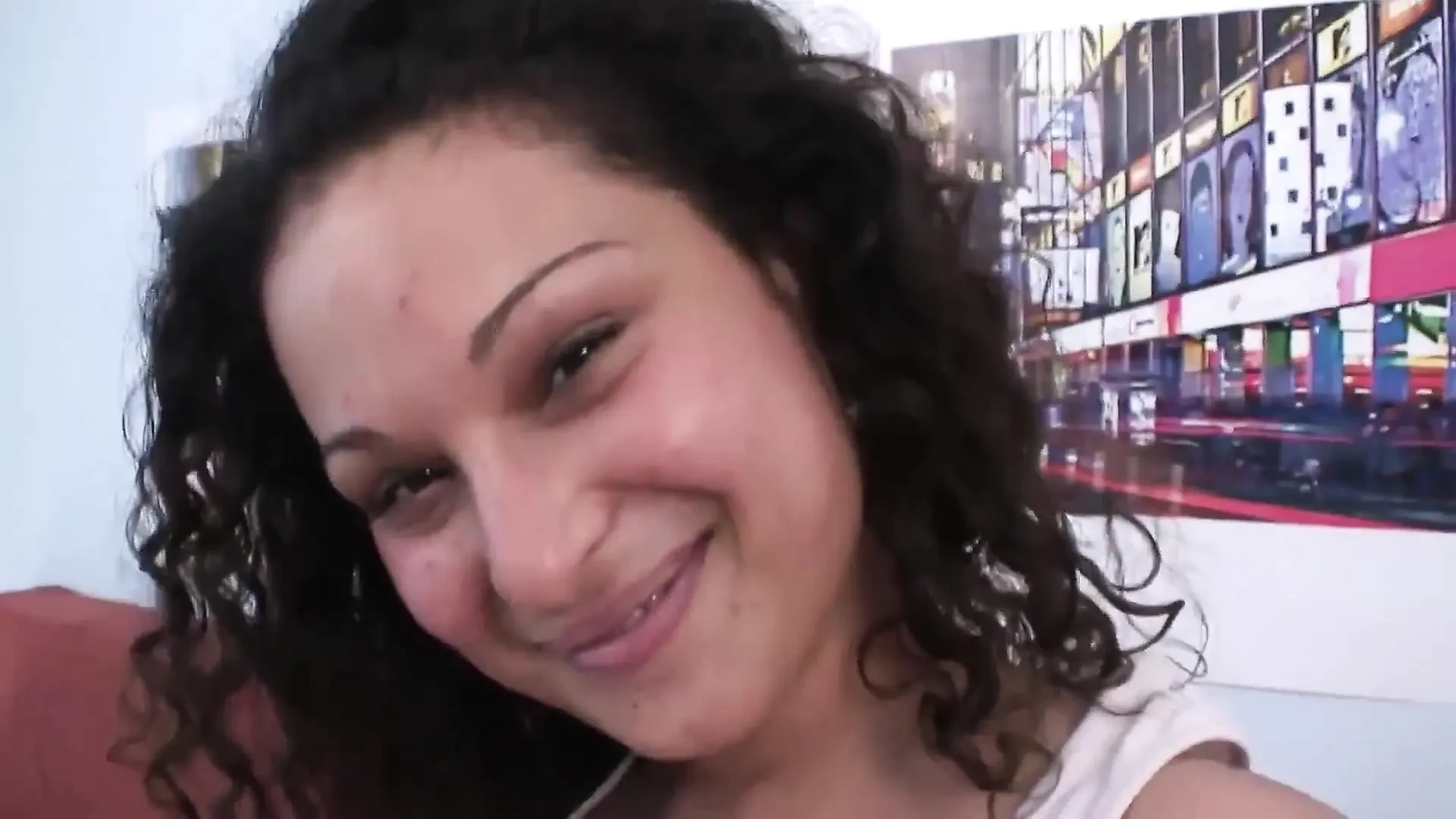 Une bombasse aux cheveux bouclés avec son gros cul chevauche une grosse bite