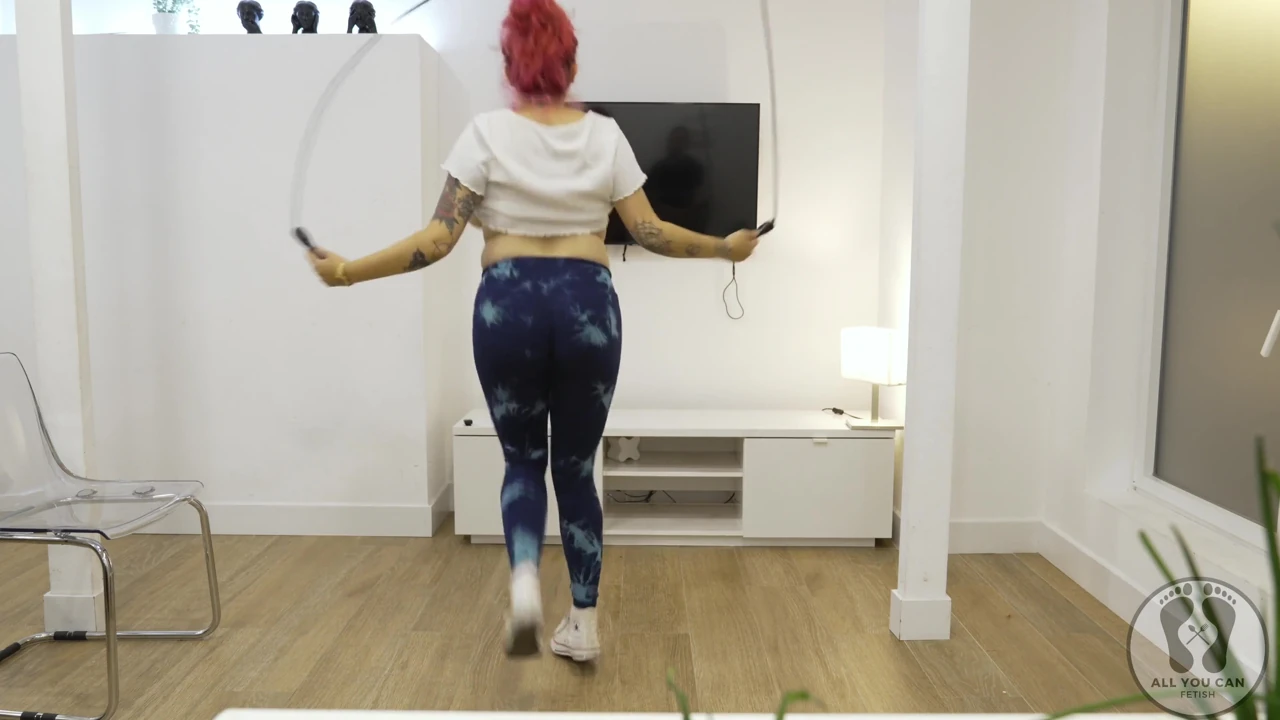 Yoga eğitimi ısınma zıplıyor jacks ip atlıyor büyük memeler