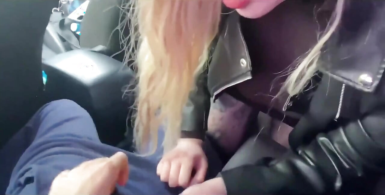 Fremder gibt einen spontanen blowjob im auto