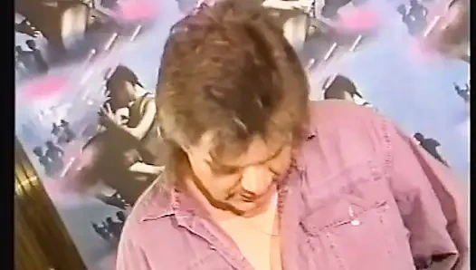 Две винтажные грудастые милфы с волосатой киской трахнули и кончили в рот большим членом