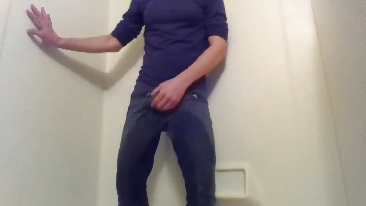 Śliczne Transgirl Pissing Dżins celowo po raz pierwszy; W pełni ubrany