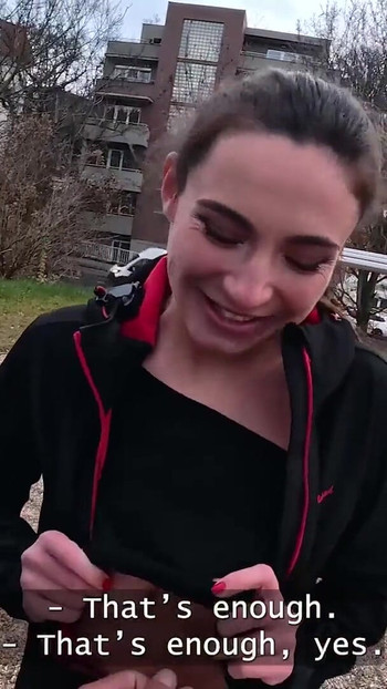 HUNT4K. Ea a rupt colanți și a supt pula unui străin în fața iubitului ei pentru cele noi | Clipul 1