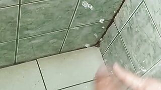 Un homme sous la douche finit par se masturber jusqu’à ce qu’il jouisse - regardez la fin
