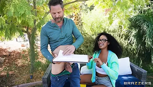Brazzers - Spotted Outdoors, Brianna Moore Is Just Waiting for a Face Fuck