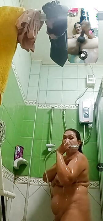 Cur care face o baie. Ejaculez la ea pentru că a văzut-o goală
