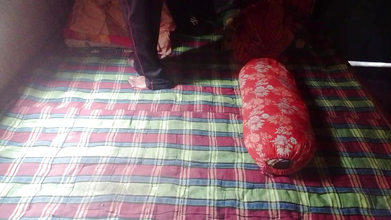I had sex in the bedroom of a village house, watch the video without the girl.