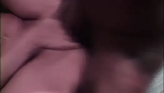 Küçük memeli orta yaşlı seksi kadın hapiste iki büyük siyah yarakla sikiliyor ve vücuduna boşalıyor
