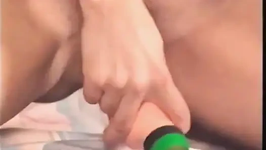 Tante seksi toket besar lagi asik muasin memeknya pakai dildo