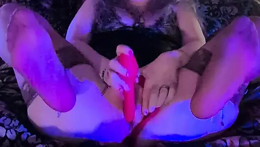 Elara spielt mit ihrem vibrator und bekommt ihre füße vollgespritzt!