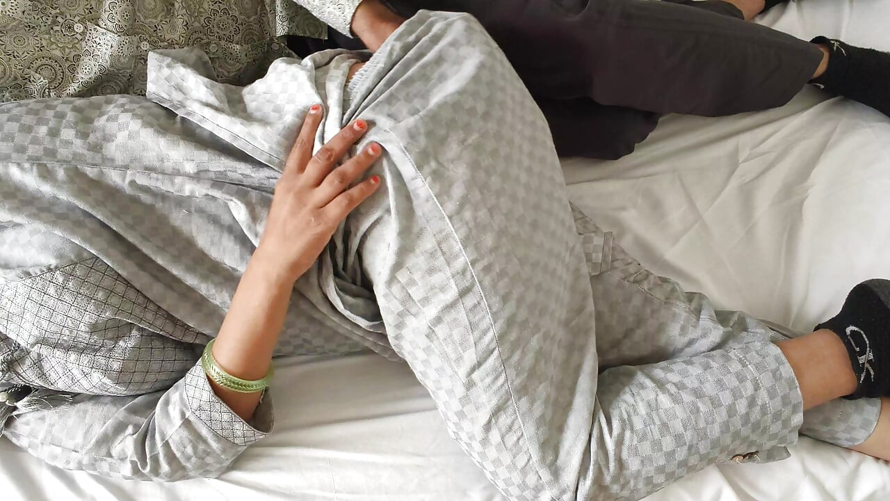 Desi landsby pige stram fisse udendørs sex første gang sex hot smuk indisk pige sex viral mms