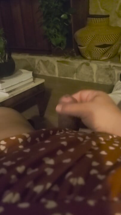 Unatkozik a kanapén