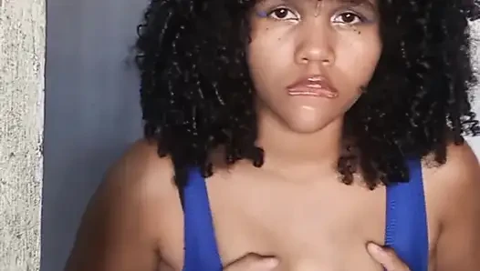 İç çamaşırlı azgın orta yaşlı seksi kadın boşalana kadar kendine dokunuyor