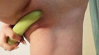 野菜セックス。穴に刺さる。