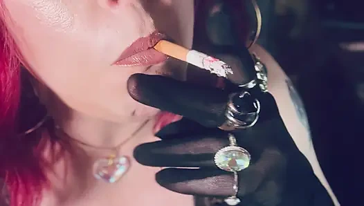 Bayan tina snua hayranları için giyinmeyi ve sigara içmeyi seviyor - drifts omi snap ome duman halkalarını içine alıyor