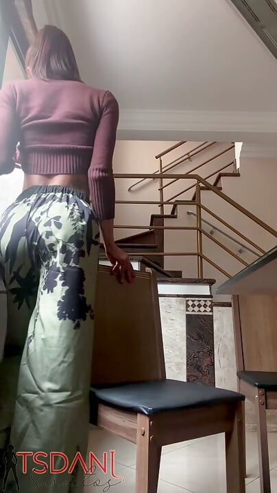 Daniela Santos, wanita transeksual dengan zakar besar, menunjuk-nunjukkan badannya di rumah