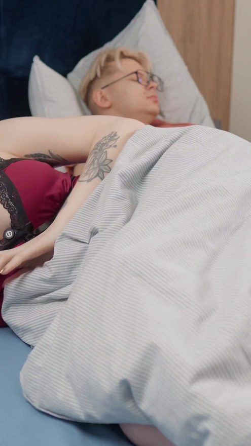 Ο θετός γιος Creampies Μητριά στο ξενοδοχείο Κοινοποίηση του Bed Petting! | Κλιπ 1